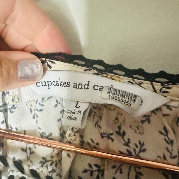 CUPCAKES AND CASHMERE Halston Cameo Rose Print V-Neck Blouse Size Large - Picture 9 of 13